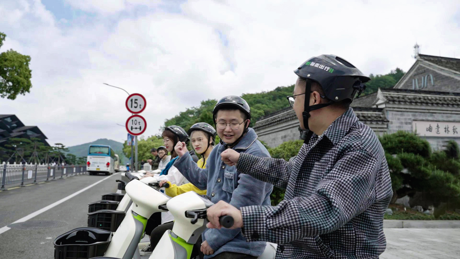 用戶騎行共享電動(dòng)車(chē)